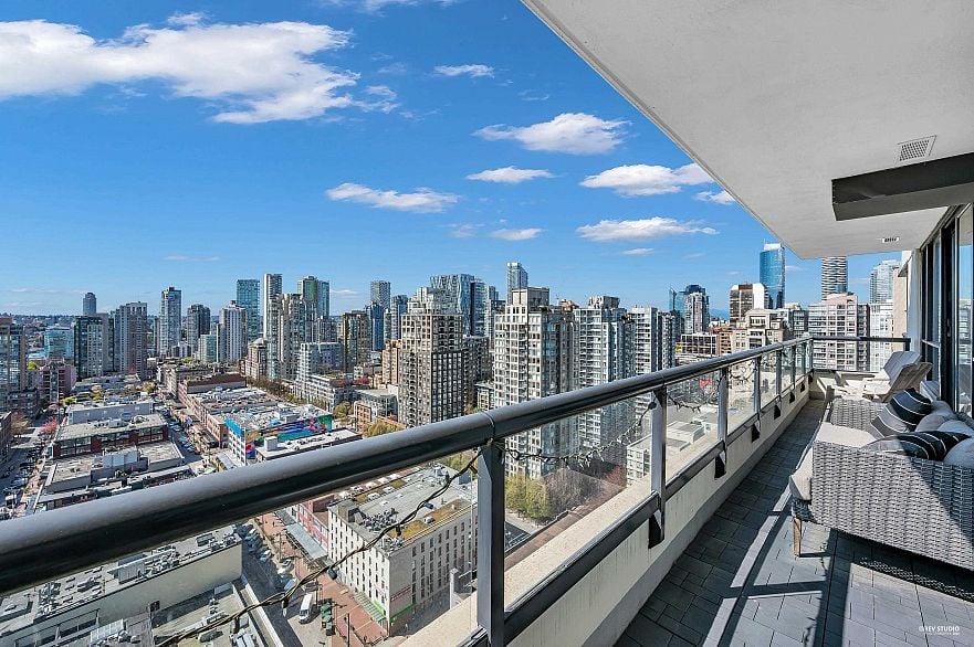 2608 977 Mainland Street