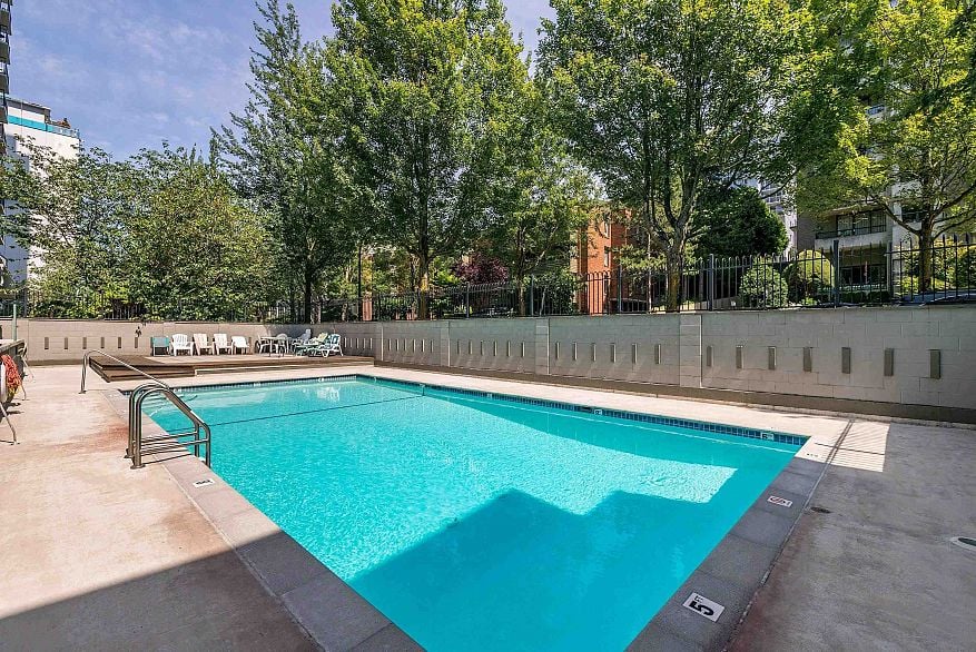 1403 1330 Harwood Street