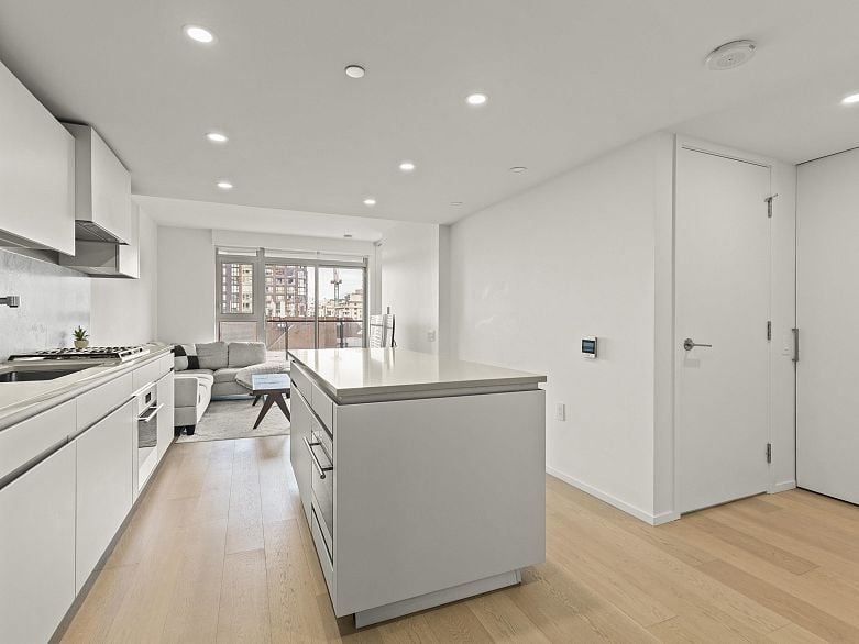 1104 889 Pacific Street