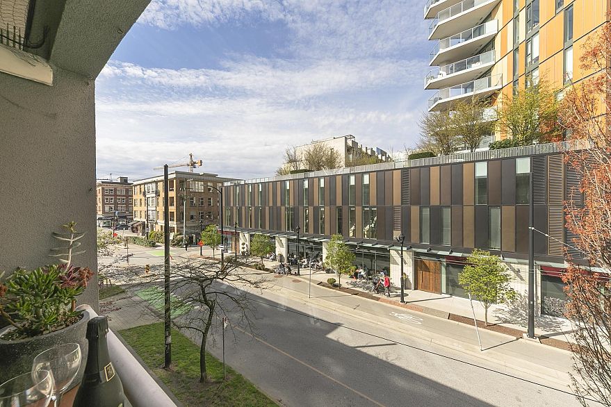 C6 238 E 10th Avenue