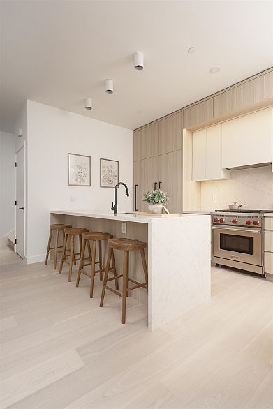 2 2755 W 11th Avenue