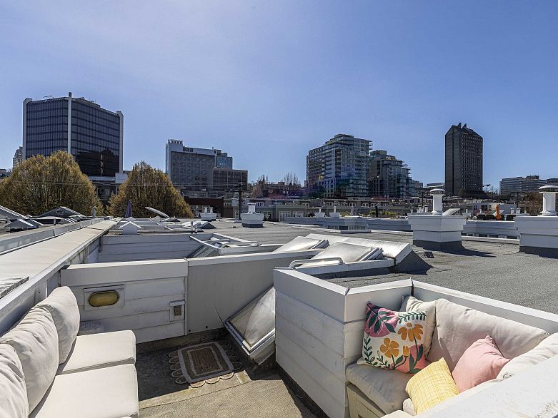 210 655 W 7th Avenue