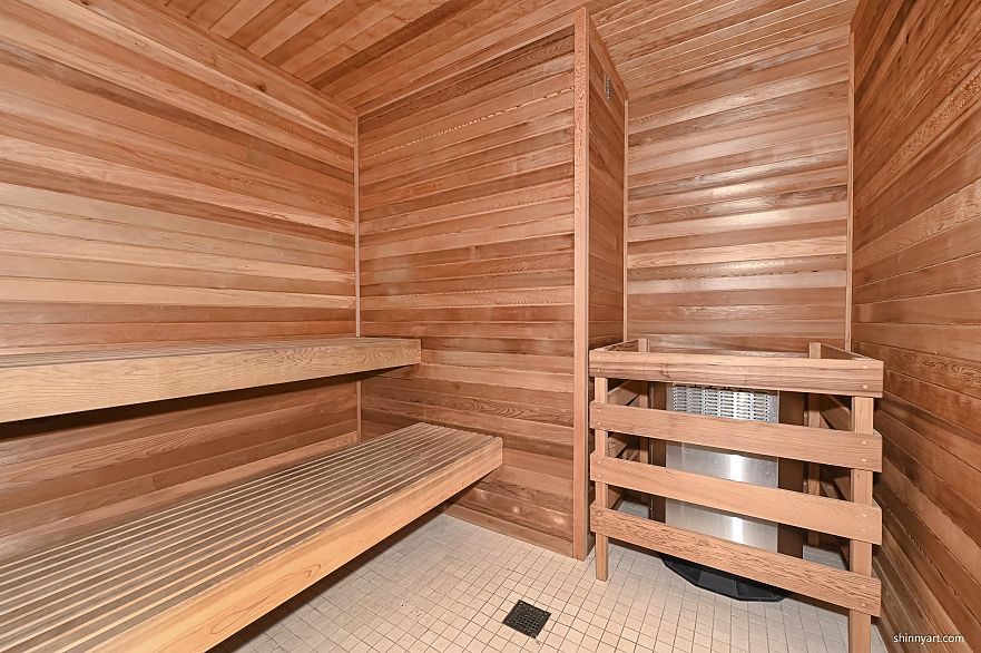 808 8555 Granville Street