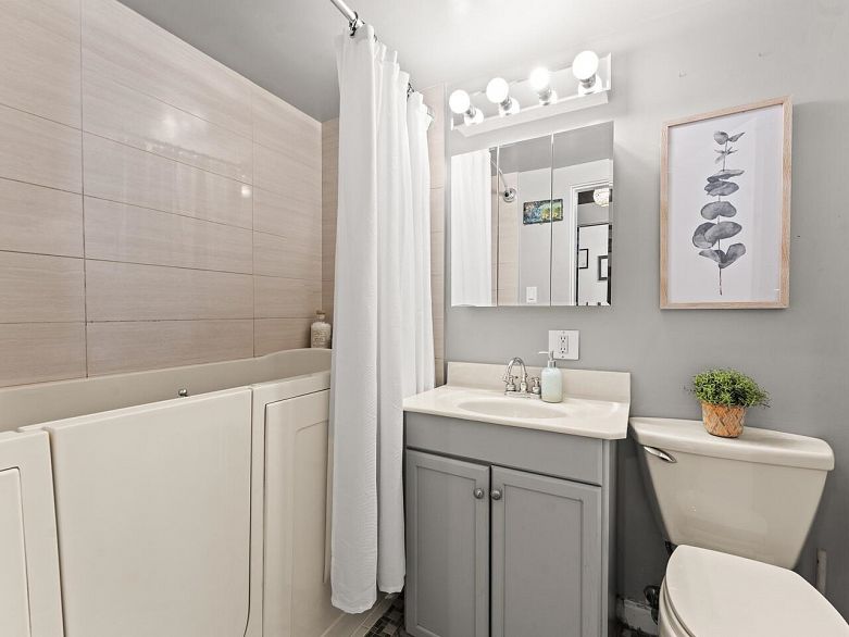 304 1975 Pendrell Street