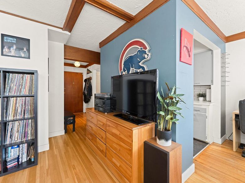 304 1975 Pendrell Street