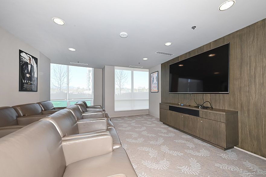 808 8555 Granville Street