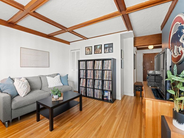 304 1975 Pendrell Street