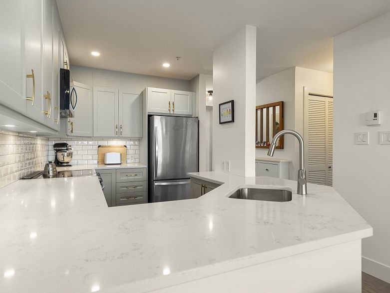 102 2287 W 3rd Avenue