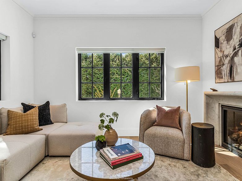 3 4088 Maple Crescent