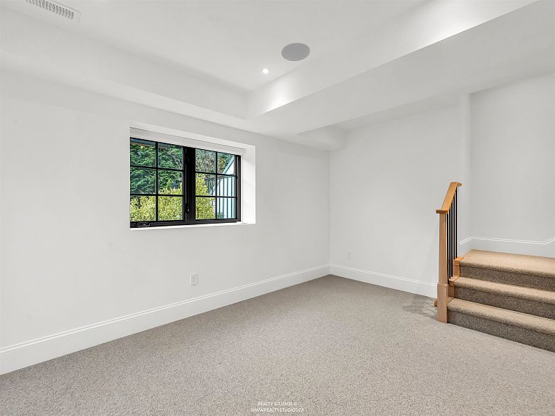 3 4088 Maple Crescent