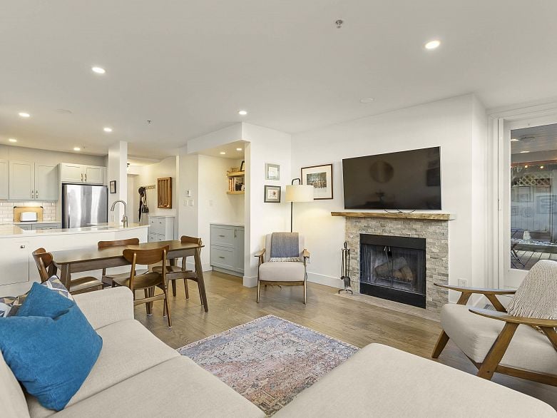 102 2287 W 3rd Avenue