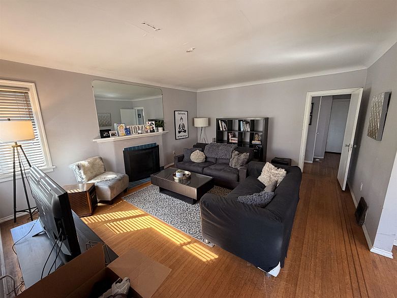 2349 E Pender Street