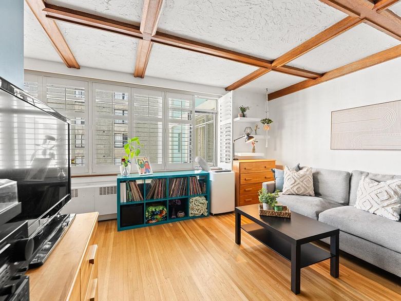 304 1975 Pendrell Street