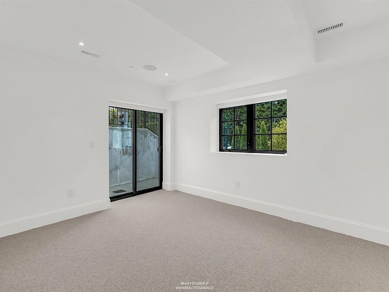 3 4088 Maple Crescent