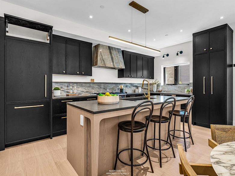 3 4088 Maple Crescent