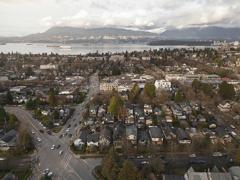 1 2755 W 11th Avenue