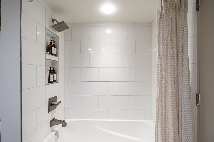 406 1072 Hamilton Street