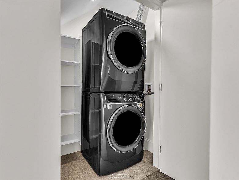 3 4088 Maple Crescent