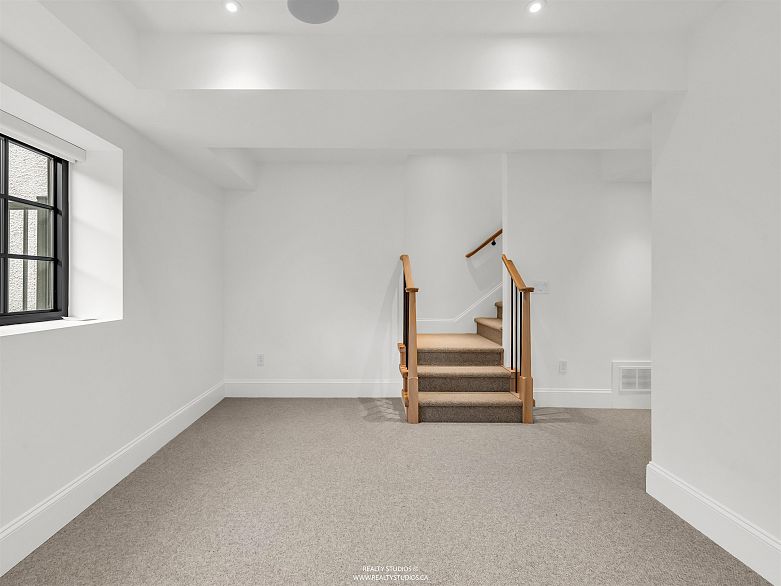 3 4088 Maple Crescent