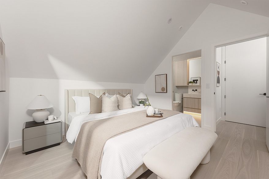 2 2755 W 11th Avenue