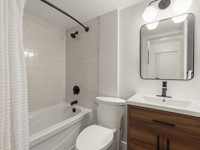 102 2287 W 3rd Avenue