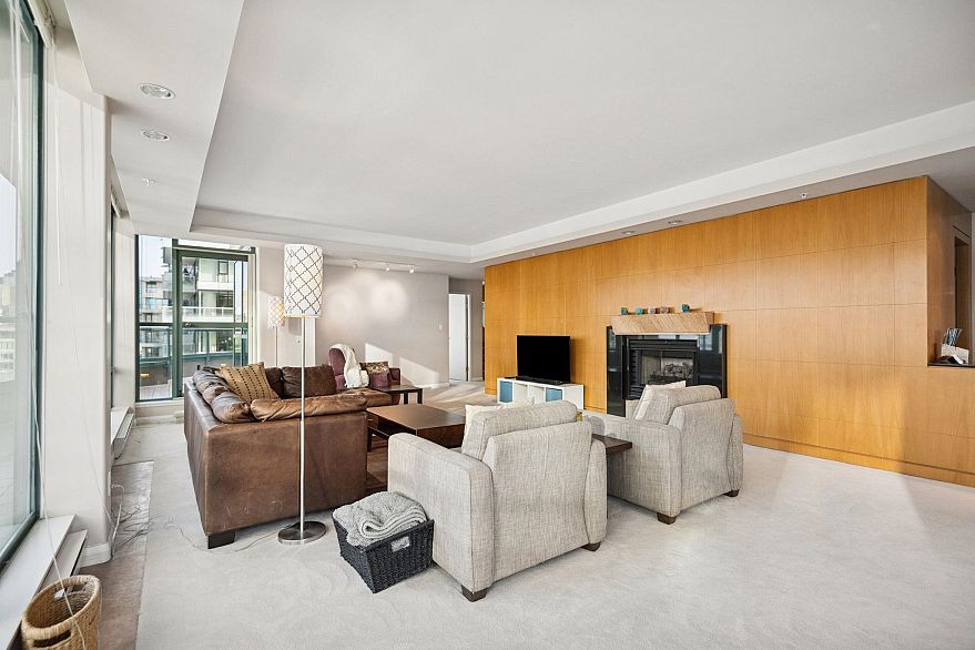 PH 3-4 1383 Howe Street