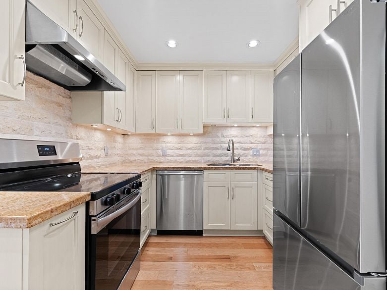 601 738 Broughton Street