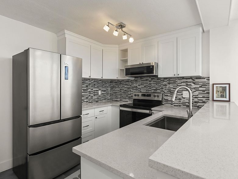 1102 5425 Yew Street