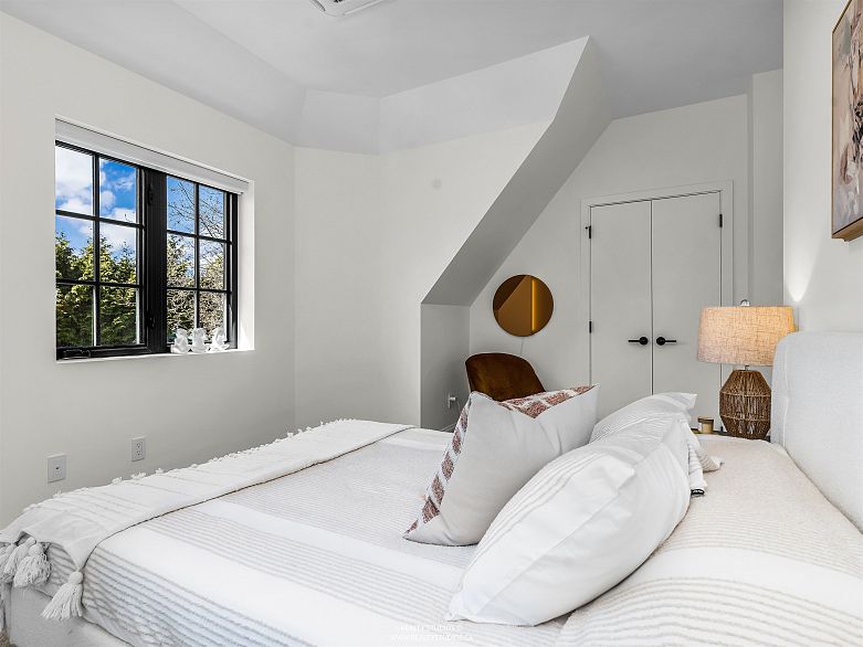 3 4088 Maple Crescent