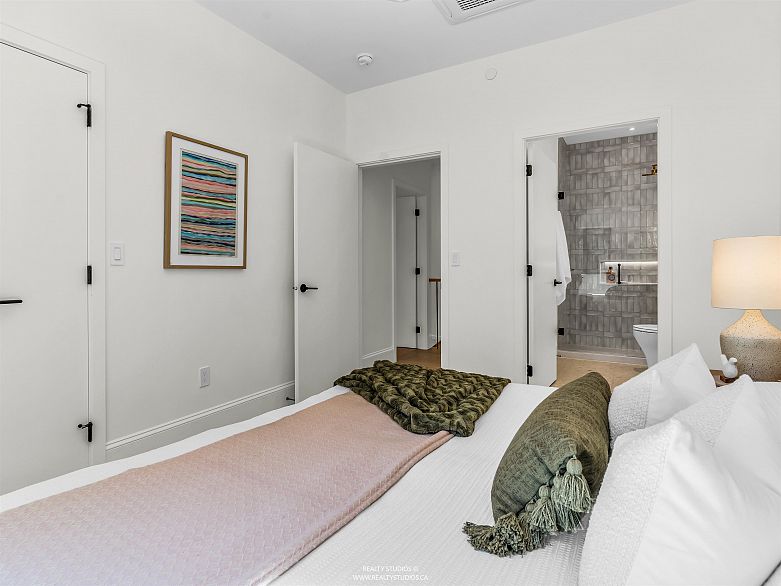 3 4088 Maple Crescent