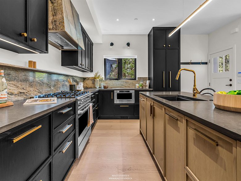 3 4088 Maple Crescent