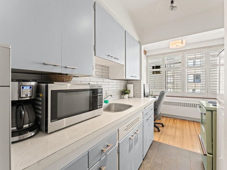 304 1975 Pendrell Street