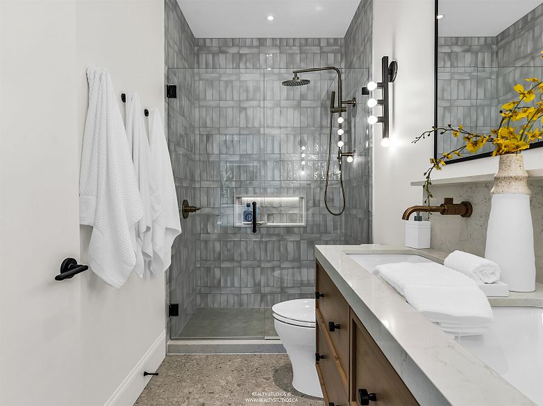 3 4088 Maple Crescent