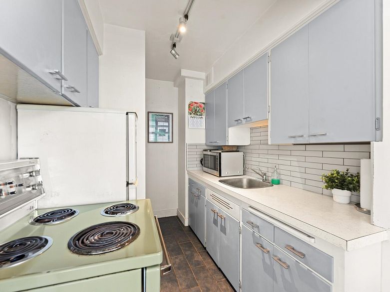 304 1975 Pendrell Street