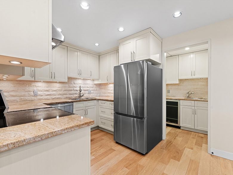 601 738 Broughton Street