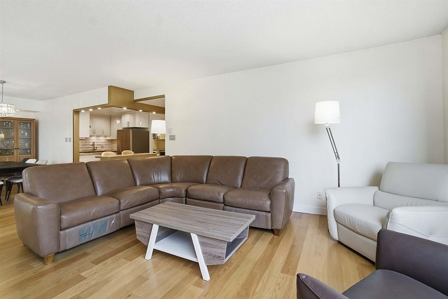 601 738 Broughton Street