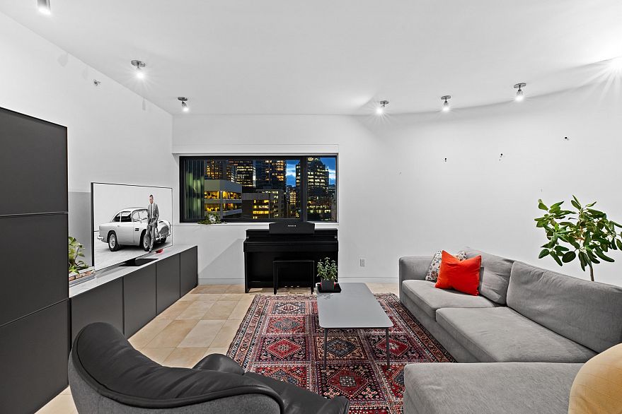 1807 838 W Hastings Street