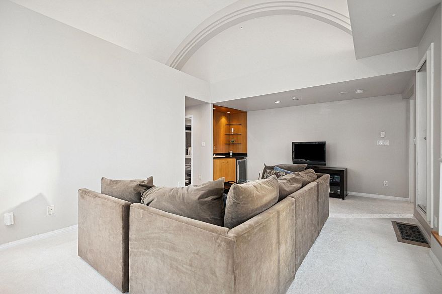 PH 3-4 1383 Howe Street