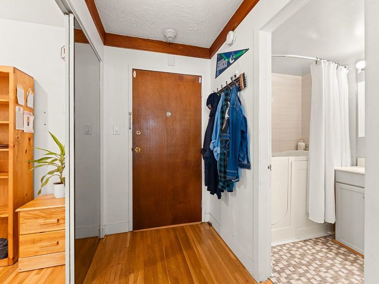 304 1975 Pendrell Street