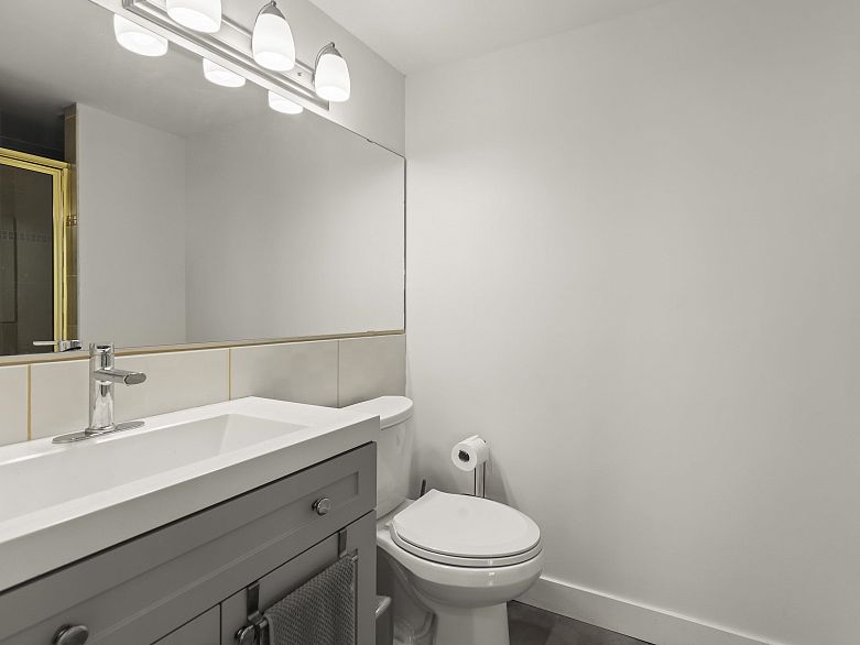 1102 5425 Yew Street