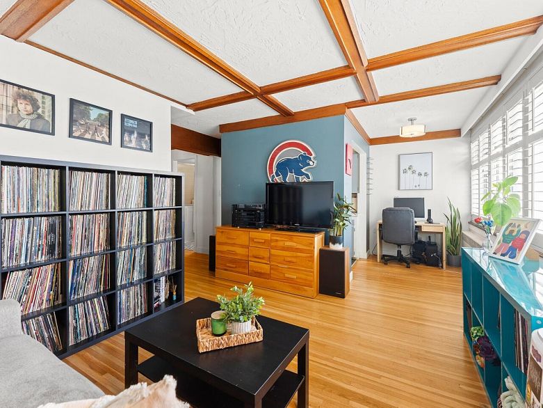 304 1975 Pendrell Street