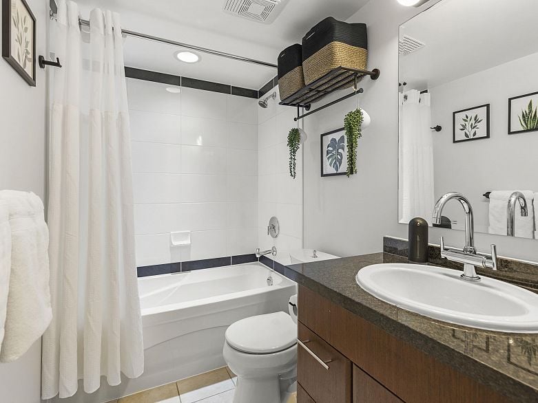 706 1650 W 7th Avenue