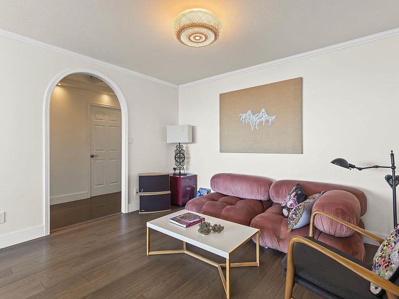 1102 5425 Yew Street