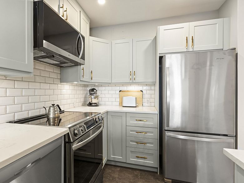 102 2287 W 3rd Avenue