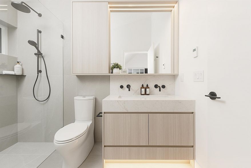 2 2755 W 11th Avenue