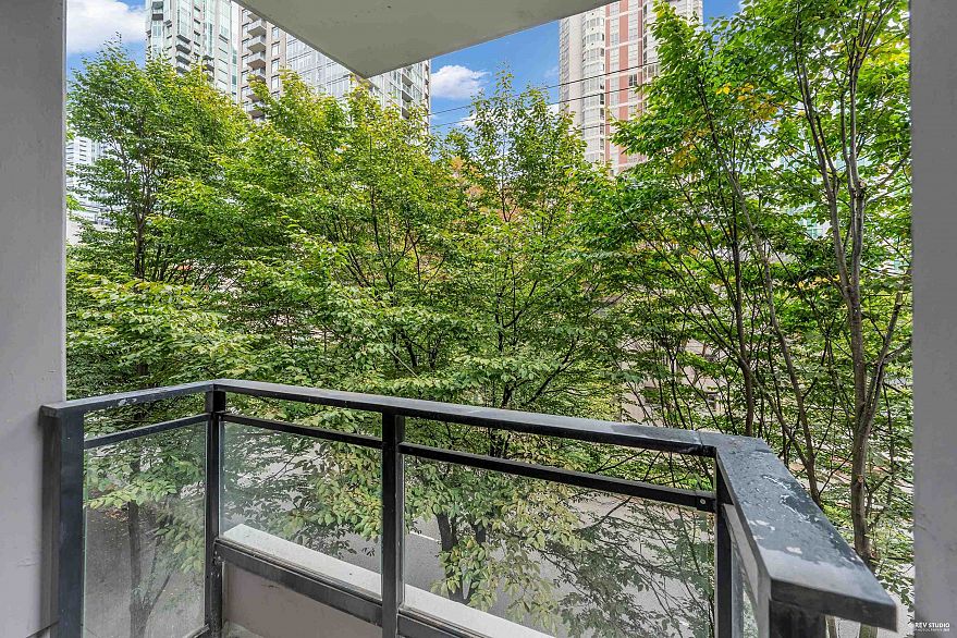 410 909 Mainland Street