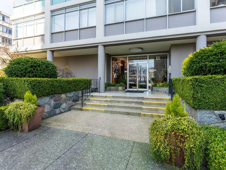 304 1975 Pendrell Street