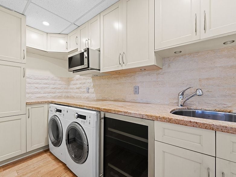 601 738 Broughton Street