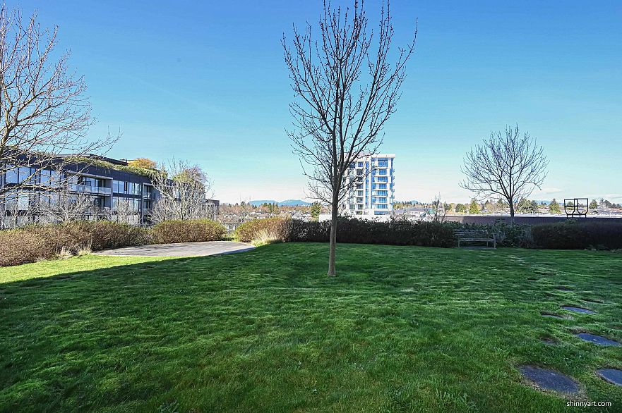 808 8555 Granville Street