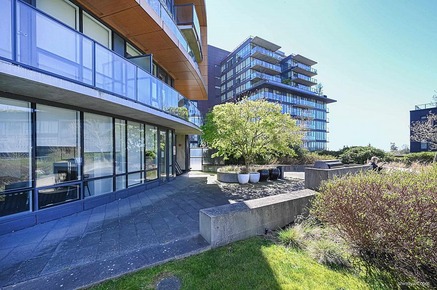 808 8555 Granville Street